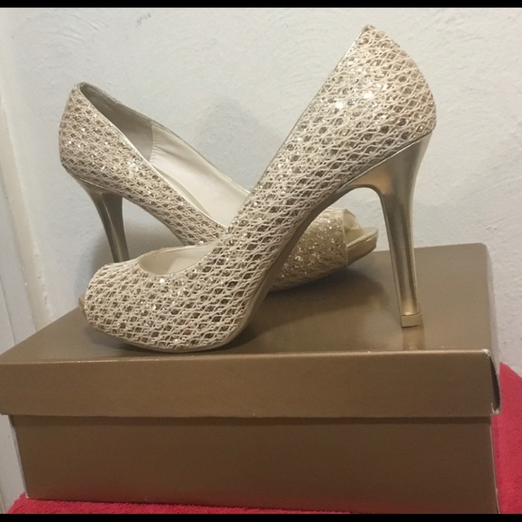 Audrey Brooke 9.5M Sexy Gold Peek Toe Pumps EUC - Picture 8 of 8